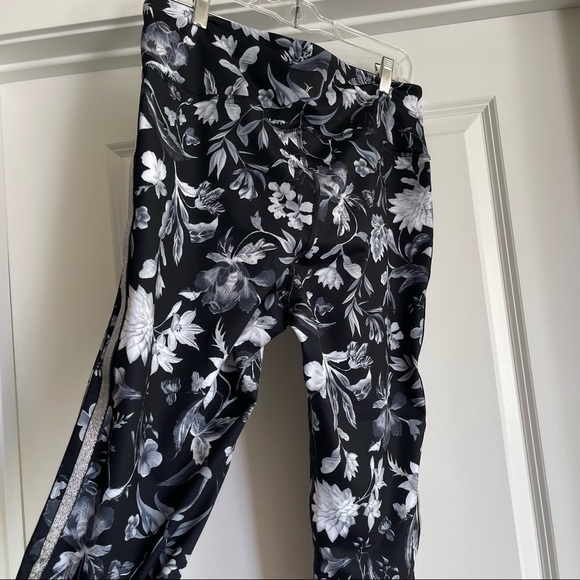 Old Navy floral leggings - Picture 3 of 5